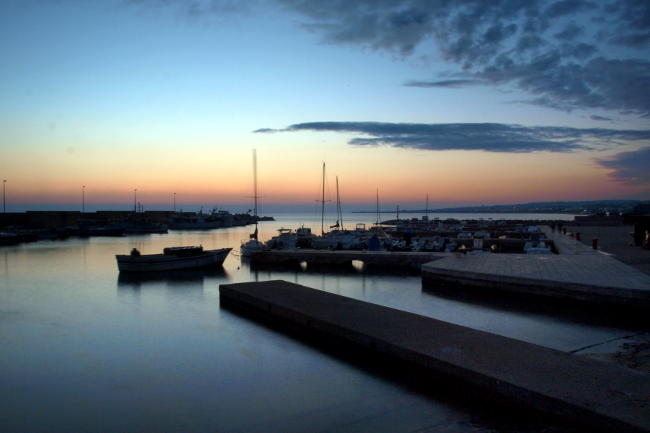 Crepuscolo nel porto, paesaggio marino.