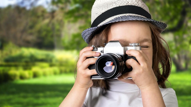 Bambina con macchina fotografica.