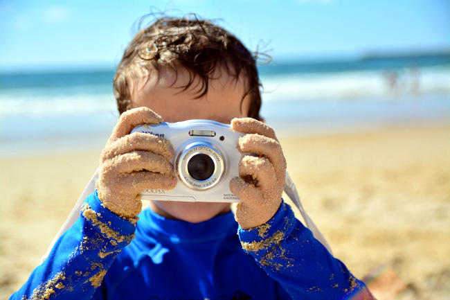 Bambino con fotocamera, insegnare la fotografia.