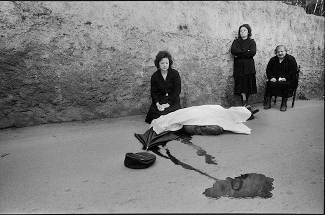 Omicidio mafioso in Sicilia, foto di Letizia Battaglia.