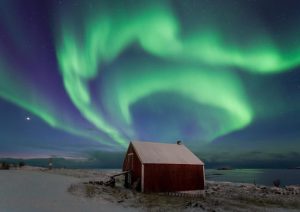 Paesaggio con aurora boreale.