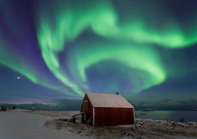 Paesaggio con aurora boreale.