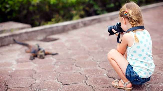 Bambino impara a fotografare.