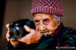 Li Yuzhen, la fotografa cinese di 105 anni.
