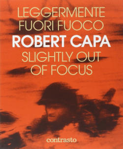 Libro di Robert Capa, leggermente fuori fuoco.