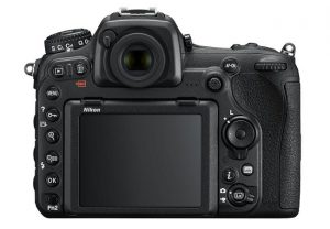 Il retro della Nikon D500, con il display, il mirino ed i pulsanti.