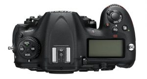 Parte superiore della Nikon D500 con ghiere e secondo display.