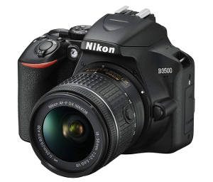 Fotocamera Nikon D3500 con obiettivo.