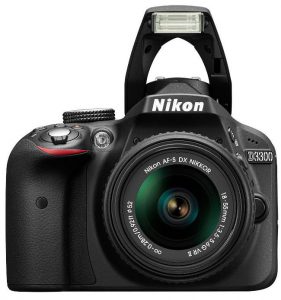 La Nikon d3300 con flash incorporato aperto.