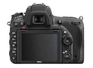 display regolabile e pulsanti della Nikon D750.