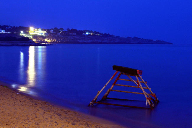 Foto ora blu al crepuscolo, al mare.