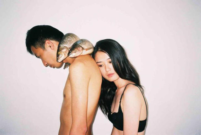 Un' altra foto di Ren Hang con dei pesci.