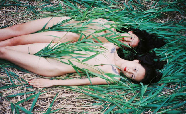 Donne fotografate da Ren Hang.