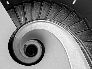 La spirale aurea in una fotografia delle scale.