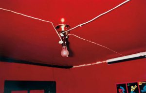 "The red ceiling" di William Eggleston.